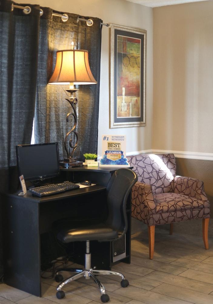 Super 8 By Wyndham Hotel